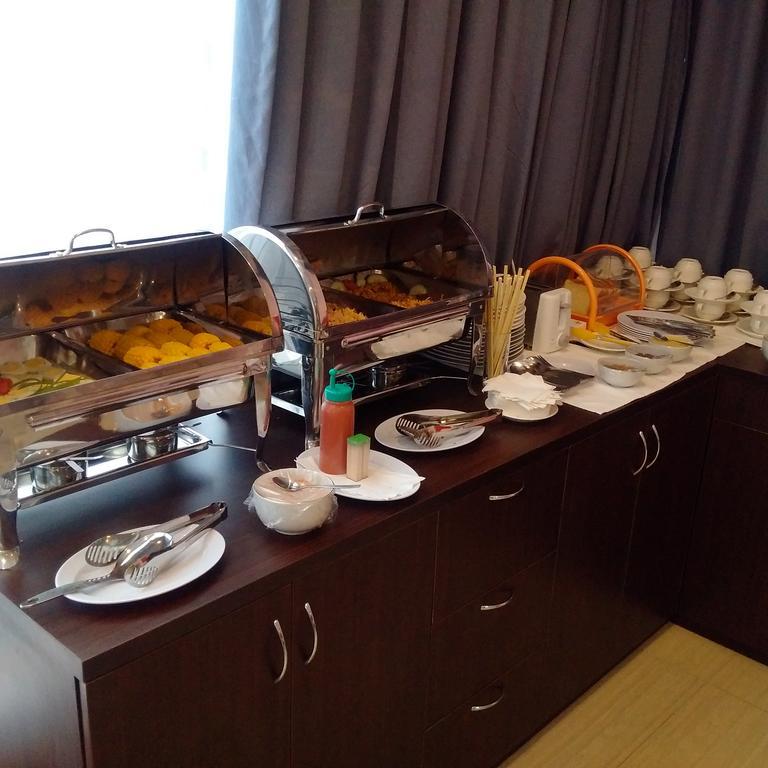 Hotel Royal Manado Buitenkant foto