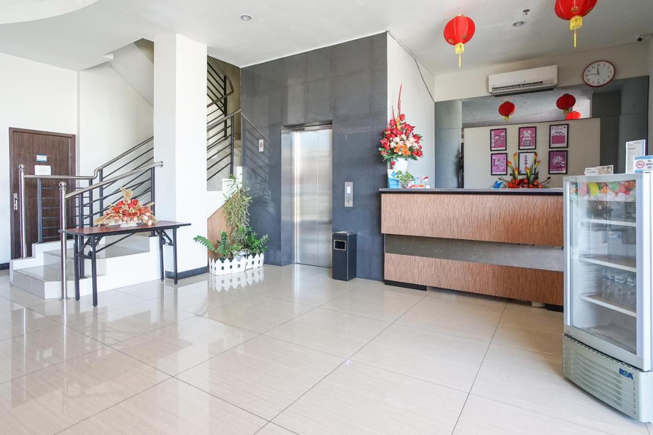 Hotel Royal Manado Buitenkant foto