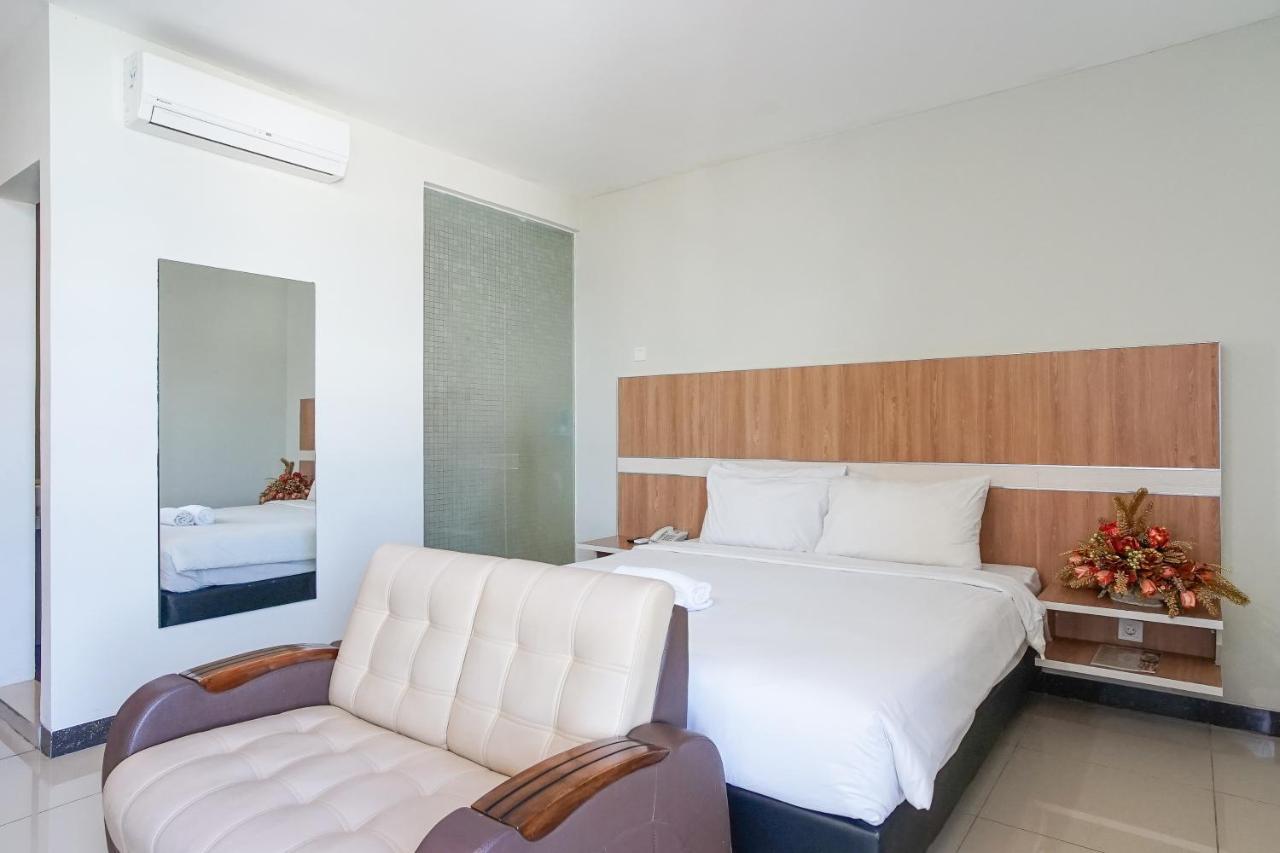 Hotel Royal Manado Buitenkant foto