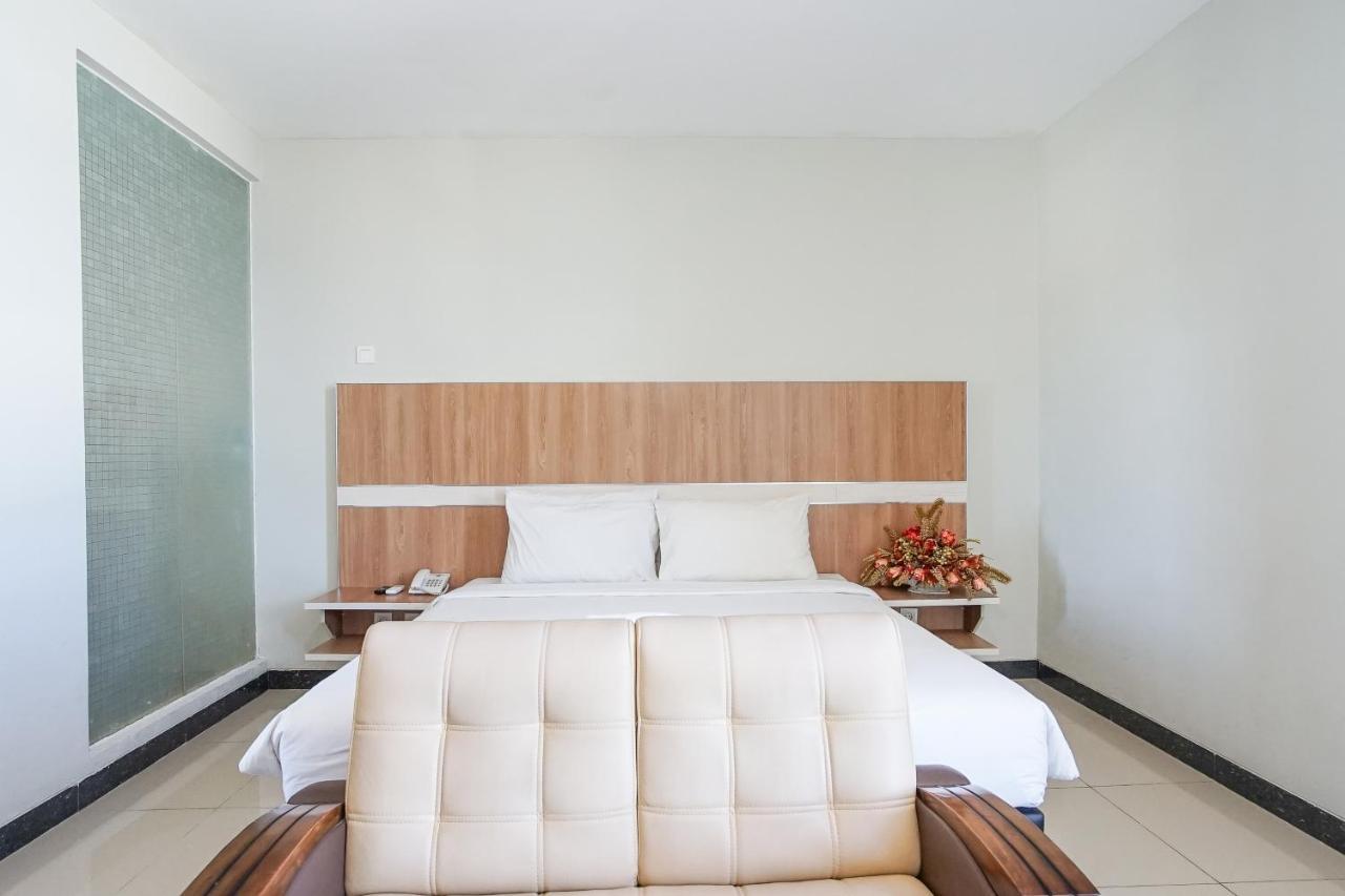 Hotel Royal Manado Buitenkant foto