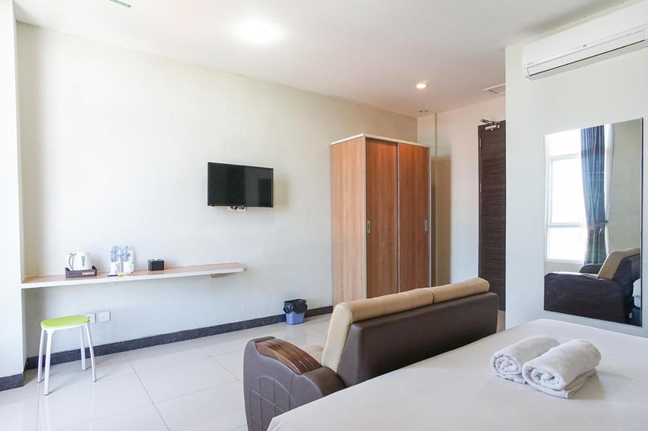 Hotel Royal Manado Buitenkant foto