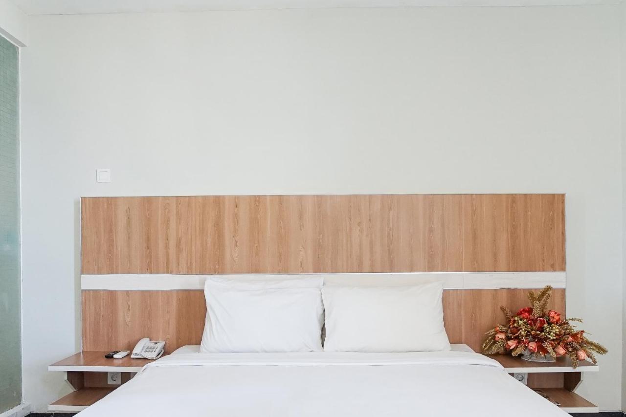 Hotel Royal Manado Buitenkant foto