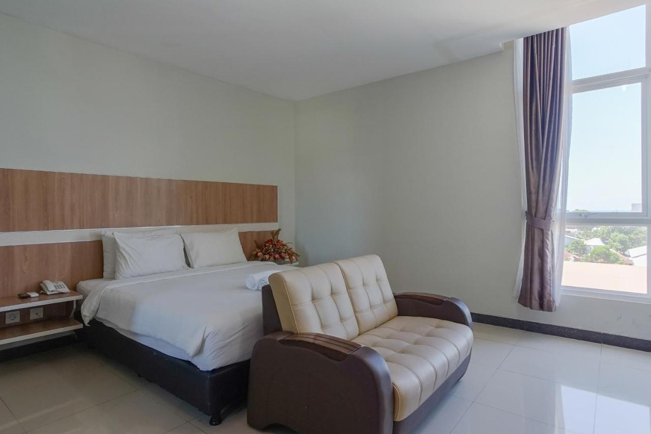 Hotel Royal Manado Buitenkant foto