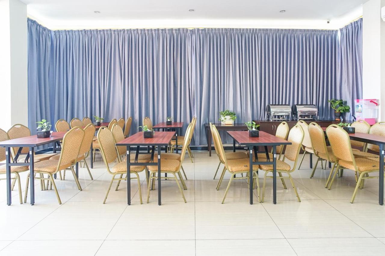 Hotel Royal Manado Buitenkant foto