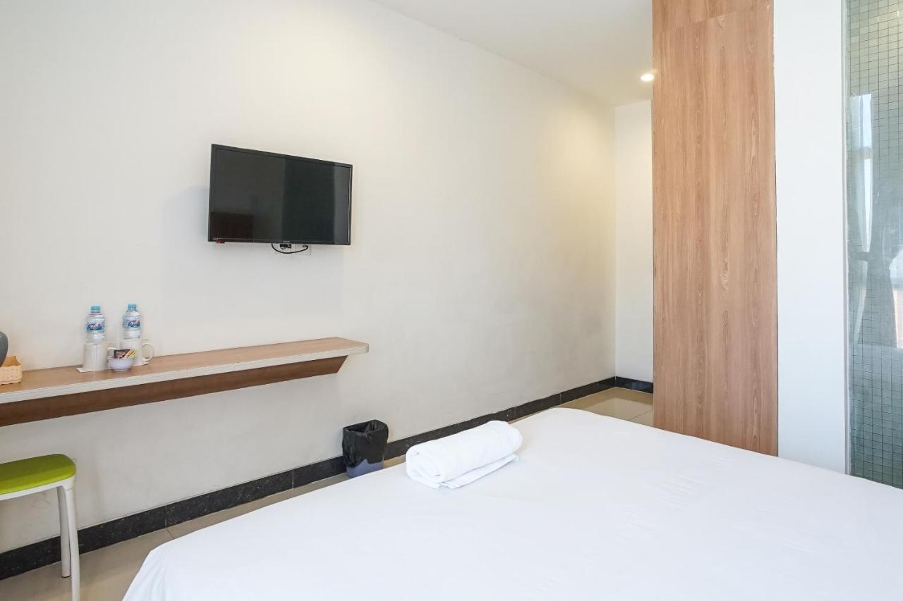 Hotel Royal Manado Buitenkant foto
