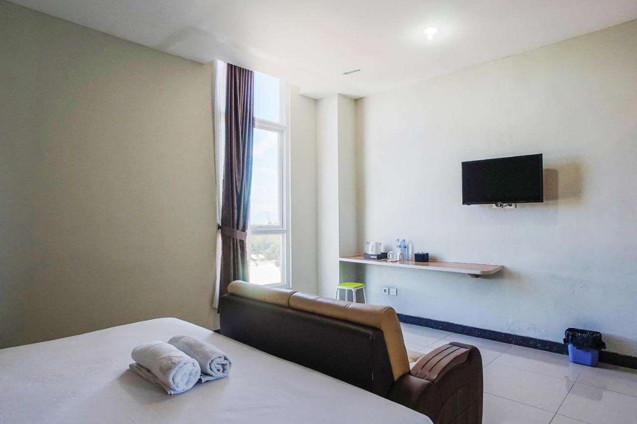 Hotel Royal Manado Buitenkant foto