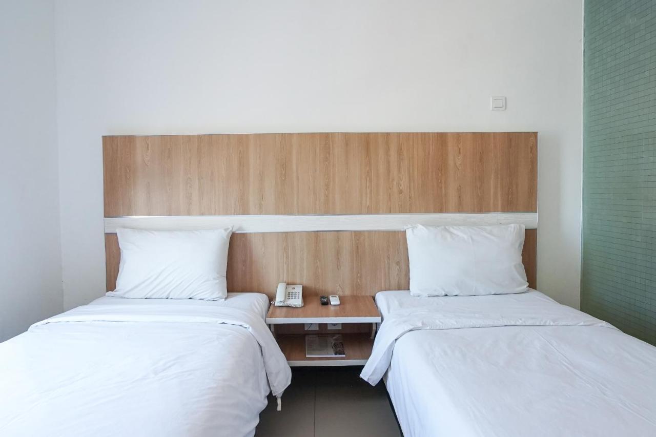 Hotel Royal Manado Buitenkant foto